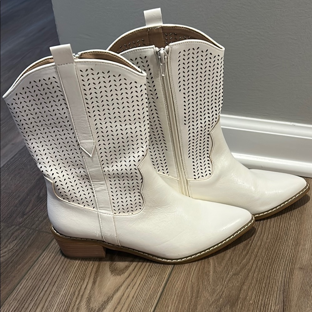 Altar'd State White Heeled Boots - perfect for Cowboy Carter or Nashville🤠✨